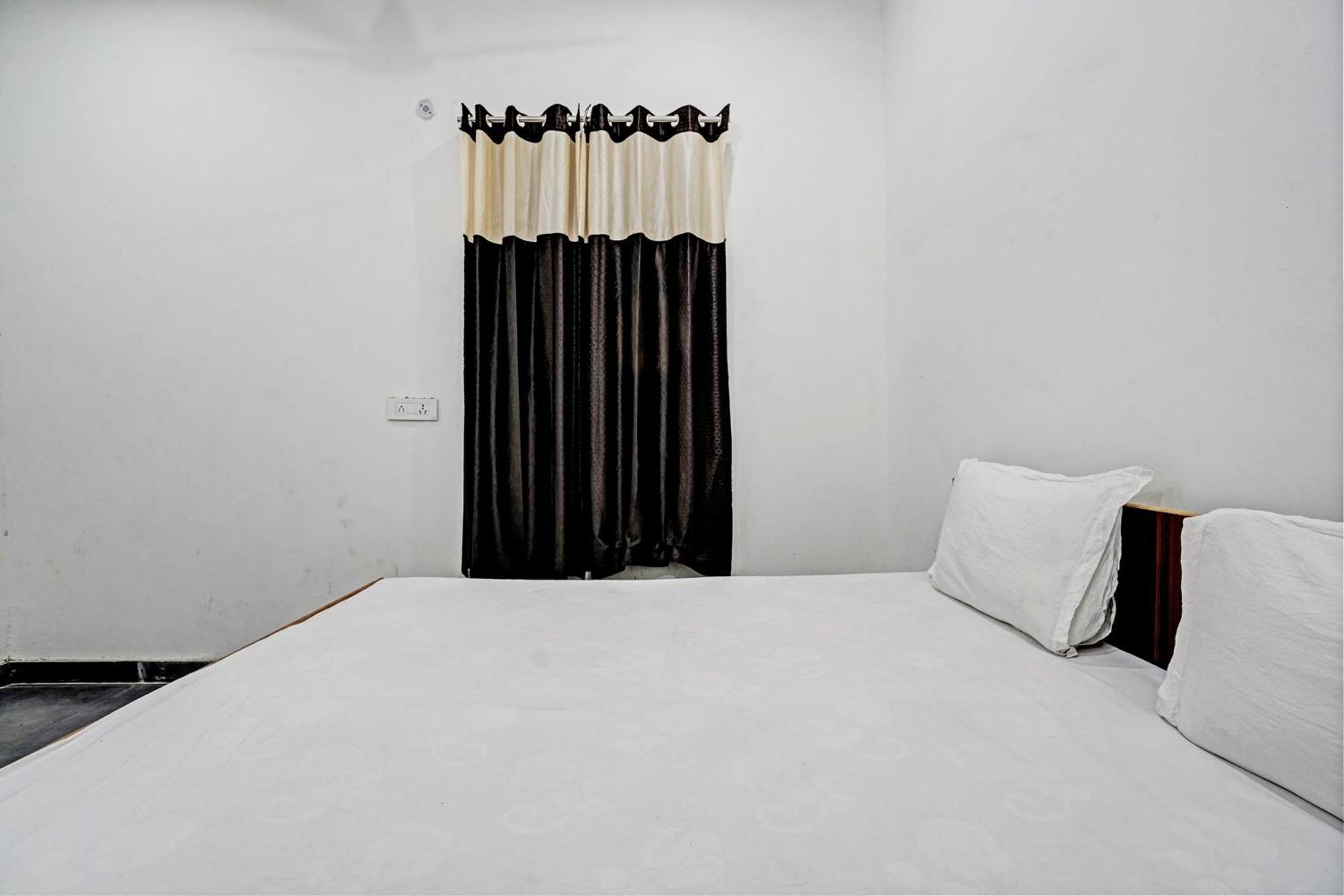 Oyo Double Ss Hotel Hathras ภายนอก รูปภาพ
